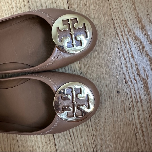 TORY BURCH MINNIE TRAVEL BALLET FLATS WITH METAL LOGO IN ROYAL TAN AND GOLD - Picture 5 of 9